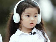 潮范儿！安吉阿拉蕾戴耳机听歌表情呆萌