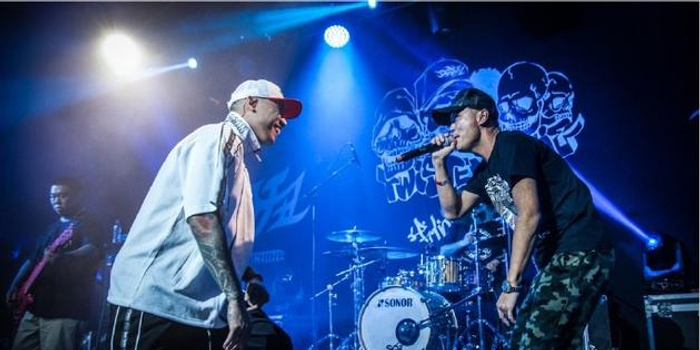 扭曲机器北京专场落幕 《镜子中》引合唱