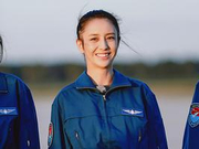 佟丽娅圆梦飞行员 大呼“人生完美了！”