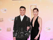 胡定欣陈展鹏携手亮相 胡定欣深V秀身材