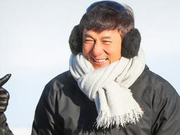 《爸爸4》成龙教萌娃坚强 贴心给安吉暖手