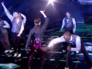 蔡依林对镜头扭屁股 男舞者顺势打了下去