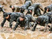 真汉子！杨幂服从命令第一次吃土险些吐