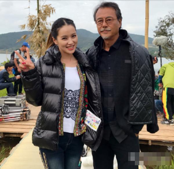 63岁刘德凯与演员合影