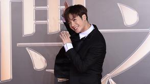 王嘉尔可爱耍宝