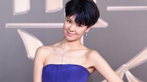 郁可唯抹胸裙露香肩