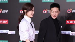 唐嫣甜笑牵手罗晋