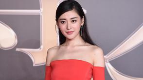 张天爱红裙裸肩香艳