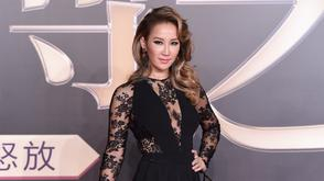 李玟蕾丝裙美艳吸睛