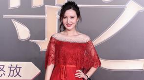 张萌红裙性感美艳