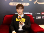 视频：微博之夜独家对话王嘉尔 自嘲腿短还不愁结婚