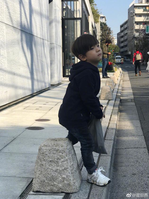 霍思燕晒嗯哼帅照 网友喊话”婆婆,给我留着”