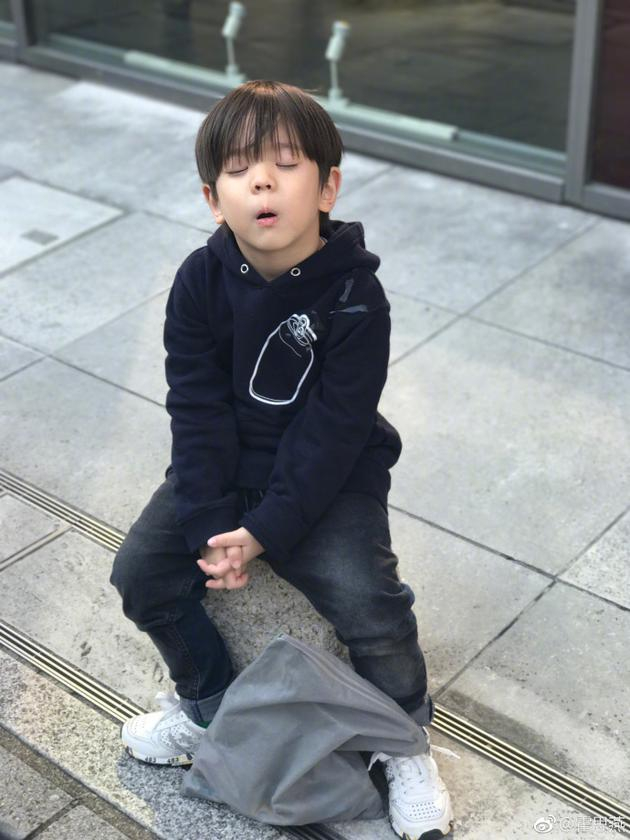 霍思燕晒嗯哼帅照 网友喊话”婆婆,给我留着”