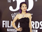 组图：春娇如此多娇！杨千嬅紫发红唇亮相金像奖