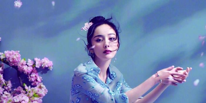杂志5月号拍摄的大片面世,在这组以十里桃花为主题的写真里,杨幂或坐