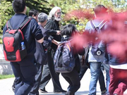 视频：杨洁导演追悼会 张纪中抵达现场遭围堵