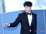 组图：柳俊烈亮相百想红毯 西装笔挺造型精致