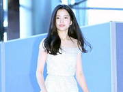 组图：金泰梨亮相百想红毯 一身白裙清纯可人