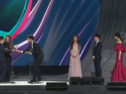 组图：允儿朴宝剑金裕贞都暻秀获百想人气奖