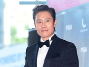 组图：李秉宪亮相百想红毯 魅力十足