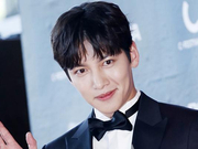 组图：池昌旭亮相百想红毯 长腿欧巴帅气打招呼