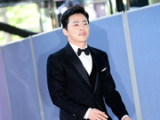 组图：曹政奭亮相百想红毯 步伐轻盈状态佳