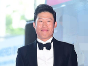 组图：刘海镇亮相百想红毯 微笑亮相心情佳