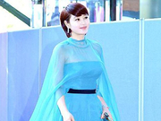 组图：金惠秀亮相百想红毯 长裙飘飘仙气足