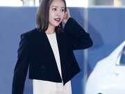 组图：韩智敏亮相百想红毯 短发长裙俏皮可爱