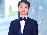 组图：EXO都暻秀亮相百想红毯 表情呆萌