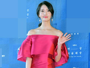 组图：少女时代允儿亮相百想红毯 穿礼服美艳曼妙