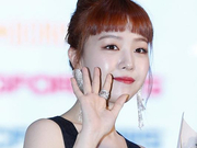 组图：girls day敏雅亮相百想红毯 丸子头呆萌可爱