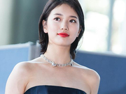 组图：miss A秀智亮相百想红毯 红唇露香肩展现诱惑