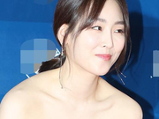 组图：徐贤真亮相百想红毯 小秀事业线