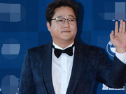 组图：郭道元亮相百想红毯 笑容满面挥手致意