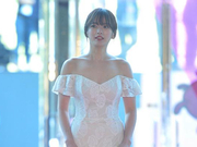 组图：千禹熙亮相百想红毯 一字肩长裙秀身材