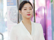 组图：金高银亮相百想红毯 大秀大长腿