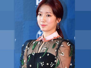 组图：朴信惠亮相百想红毯 穿薄纱长裙透视美肌白皙