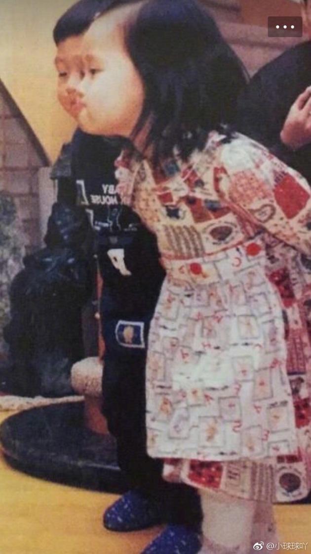 赵本山女儿爱嘟嘴卖萌 童年照曝光称三岁看到老