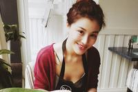 刘翔前妻画油画陶冶情操 性感吊带露深沟抢镜(图)