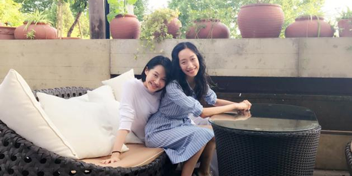 许晴白色宽松长裙唯美动人 笑靥如花青春似少女