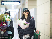 组图：“小花”关晓彤戛纳回国抵沪 机场潮范十足