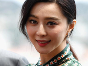 组图：范冰冰绿色印花高衩长裙秀美腿显端庄