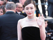 组图：秦岚黑色抹胸礼服亮相戛纳红毯尽显端庄