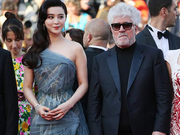 组图：范冰冰薄纱裙装亮相戛纳红毯仙气十足