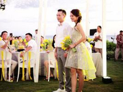 安以轩手拿捧花微笑迎宾 听丈夫致词感动落泪