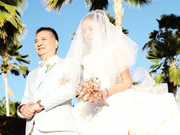 视频：安以轩手挽父亲出场 穿豪华拖地婚纱唯美动人