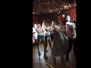 视频：新晋人妻安以轩婚礼晚宴大跳热舞 蛮腰香肩抢镜