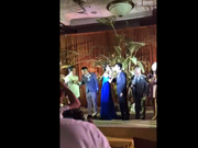 视频：安以轩换蓝裙亮相婚礼晚宴 与新郎喝交杯酒