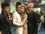 组图：草蜢容祖儿金曲奖相聚 后台合影玩亲亲